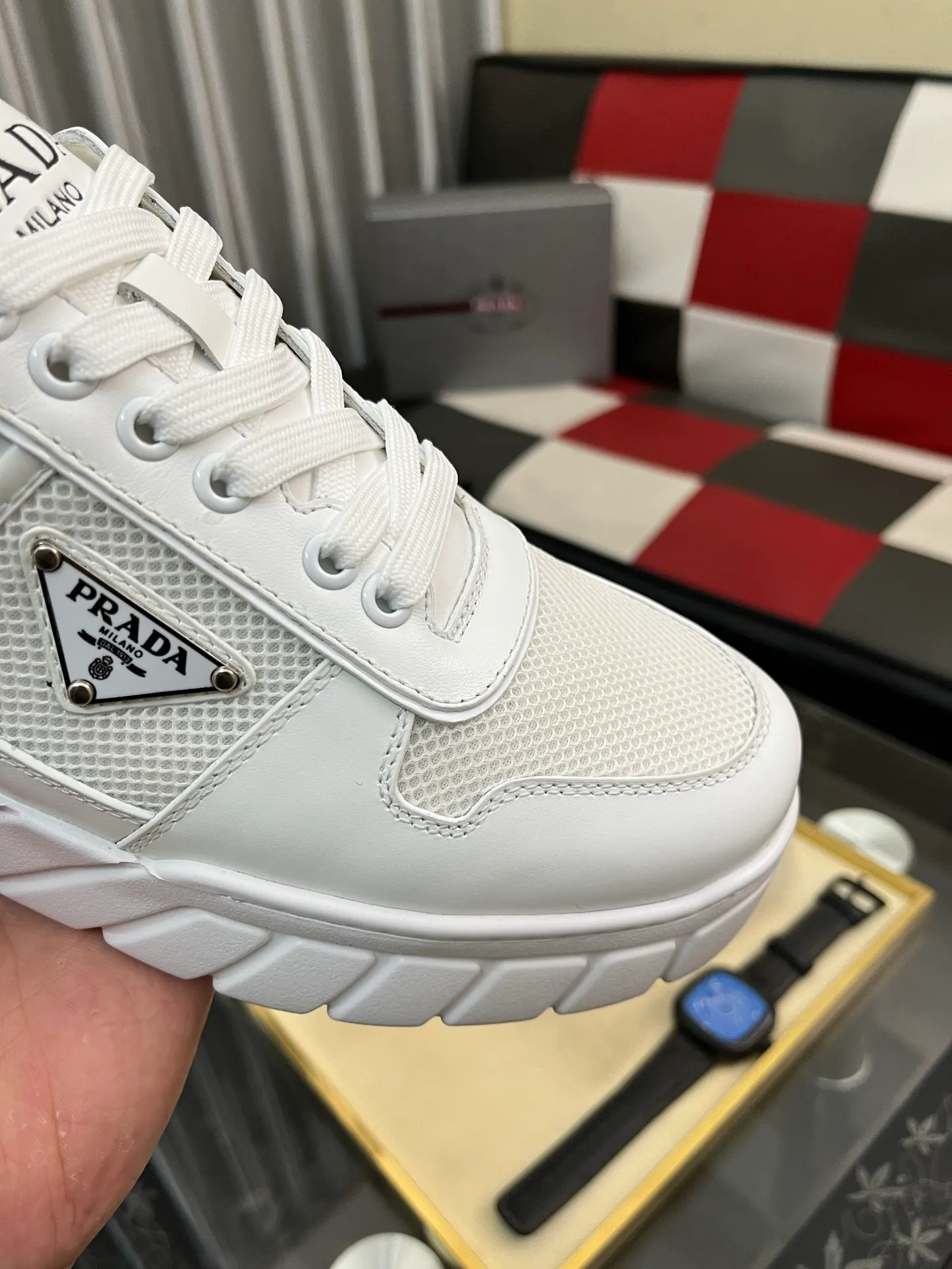 Men's shoes 💰: 560⌚⌚ high version. High-quality new PRADA counters are launched simultaneously. The new men's shoes and 😘 fabrics are selected from first-layer cowhide. Lining: Imported cowhide leather lining. 👍🏿High-end☄️Open-molded non-slip rubber outsole, exquisite lines, simple and elegant, comfortable and high-end for leisure travel. Number of yards: 38 to 44. (Can be customized for 45 non-refundable)